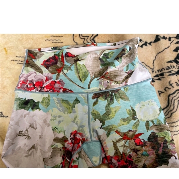 Colorado Threads Size Medium Floral Athletic Leggings Cropped Capri Length - Picture 4 of 8